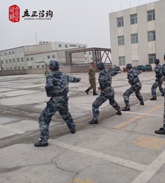 培訓(xùn)快訊培訓(xùn)主題：”班長管戰(zhàn)士“軍事化拓展訓(xùn)練培訓(xùn)內(nèi)容：管理培訓(xùn)+軍事訓(xùn)練+拓展訓(xùn)練培訓(xùn)對象：班組長、值長、科級干部、儲備干部、技術(shù)人才課程設(shè)置：《從部隊(duì)的宗旨看企業(yè)的愿景》《從部隊(duì)的紀(jì)律看企業(yè)的規(guī)章