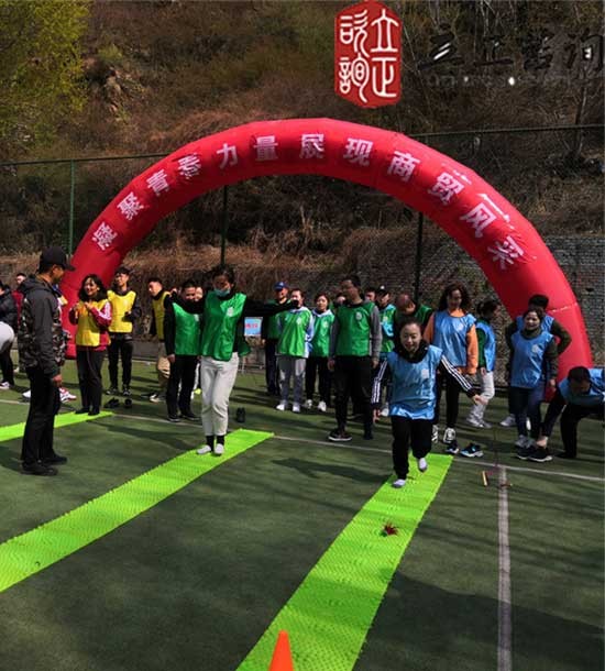 培訓快訊培訓時間：4月28日培訓地點:興隆山城建培訓中心培訓單位:甘肅交通**公司培訓課程:趣味運動會部分拓展項目介紹：緬甸橋項目類型：團隊合作項目培訓形式：一段軟梯掛在山坳的兩端。學員必須利用繩梯和