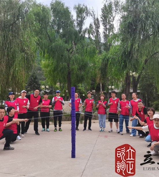 培訓快訊培訓時間：2021年7月6日培訓地點：榆中興隆山培訓單位:甘肅**集團**公司培訓課程:中青年職工拓展培訓班培訓項目介紹：合力建塔團隊成員拉緊繩子末端控制塔鉤移動，用塔鉤將一塊塊塔吊起并按照教