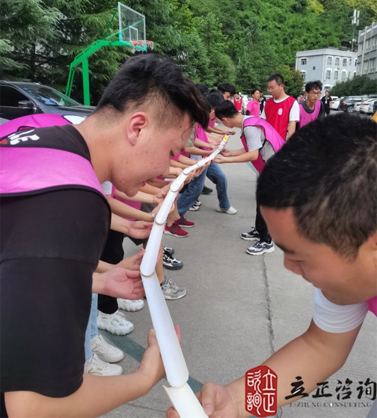 培訓快訊培訓時間：2021年7月12-19日培訓地點：西安培訓單位：中鐵**局**公司培訓課程：新員工入職培訓班團隊合作項目鼓動人心培訓形式一個大鼓，把鼓的四周拴上16根繩子，每根繩子由一個人牽著，在