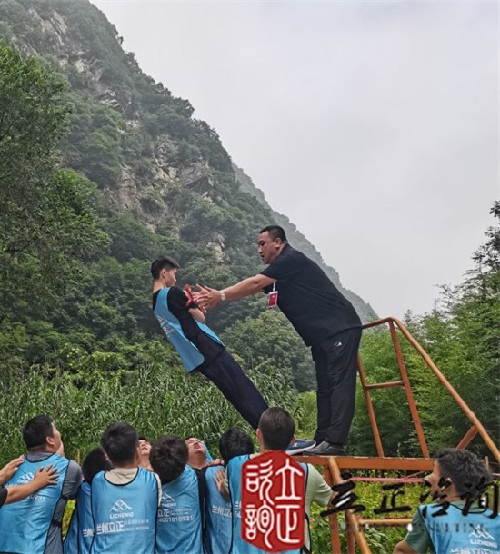 培訓快訊培訓時間：2021年7月19-26日培訓地點:西安培訓單位:中鐵**局**公司培訓課程:新員工入職培訓班個人挑戰(zhàn)項目凌空飛渡（高空斷橋）——挑戰(zhàn)、超越培訓形式在教練的指導下穿上保險衣扣上保險繩